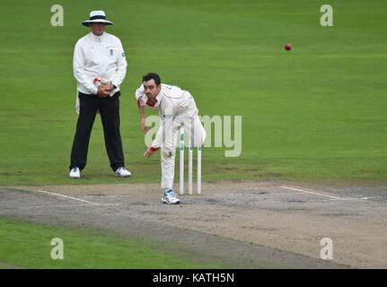 Manchester REGNO UNITO 27 settembre 2017 Stephen parry (Lancashire) in azione il terzo giorno della contea di finale di partita di campionato della stagione 2017 a emirates Old Trafford tra lancashire e surrey. entrambi i lati sono in lotta per la seconda posizione in campionato della contea di Essex già avendo vinto il titolo. Foto Stock