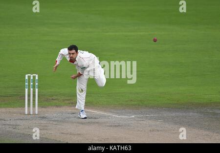 Manchester REGNO UNITO 27 settembre 2017 Stephen parry (Lancashire) in azione il terzo giorno della contea di finale di partita di campionato della stagione 2017 a emirates Old Trafford tra lancashire e surrey. entrambi i lati sono in lotta per la seconda posizione in campionato della contea di Essex già avendo vinto il titolo. Foto Stock