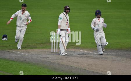 Manchester REGNO UNITO 27 settembre 2017 Dane vilas (Lancashire) e Alex davies mostrano la loro soddisfazione per la cattura di mark stoneman per 98 il terzo giorno della contea di finale di partita di campionato della stagione 2017 a emirates Old Trafford tra lancashire e surrey. entrambi i lati sono in lotta per la seconda posizione in campionato della contea di Essex già avendo vinto il titolo. Foto Stock