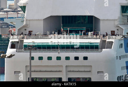 Barcellona, Spagna. 27Sep, 2017. nave noleggiata dal ministero degli interni per ospitare antisommossa agenti, ormeggiata al porto di Barcellona, a Barcellona, 27 settembre 2017. Credito: gtres información más comuniación sulla linea, s.l./alamy live news Foto Stock