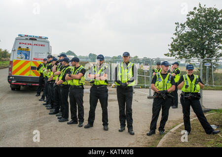 Kirby Misperton, North Yorkshire, Regno Unito. 27 Settembre, 2017. Anti-Fracking protesta. Kirby Misperton, North Yorkshire, Regno Unito. Il 27 settembre, 2017. Protesta contro il terzo fracking energia sito. Confronto tra i dimostranti è stata escalation, anche se nessuno è stato osservato nel corso di questa visita. Credito: Steve Bell/Alamy Live News Foto Stock