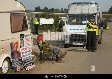 Kirby Misperton, North Yorkshire, Regno Unito. 27 Settembre, 2017. Anti-Fracking protesta. Kirby Misperton, North Yorkshire, Regno Unito. Il 27 settembre, 2017. Protesta contro il terzo fracking energia sito. Confronto tra i dimostranti è stata escalation, anche se nessuno è stato osservato nel corso di questa visita. Credito: Steve Bell/Alamy Live News Foto Stock