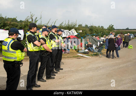 Kirby Misperton, North Yorkshire, Regno Unito. 27 Settembre, 2017. Anti-Fracking protesta. Kirby Misperton, North Yorkshire, Regno Unito. Il 27 settembre, 2017. Protesta contro il terzo fracking energia sito. Confronto tra i dimostranti è stata escalation, anche se nessuno è stato osservato nel corso di questa visita. Credito: Steve Bell/Alamy Live News Foto Stock