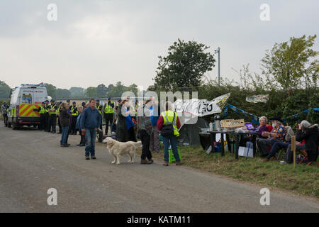 Kirby Misperton, North Yorkshire, Regno Unito. 27 Settembre, 2017. Anti-Fracking protesta. Kirby Misperton, North Yorkshire, Regno Unito. Il 27 settembre, 2017. Protesta contro il terzo fracking energia sito. Confronto tra i dimostranti è stata escalation, anche se nessuno è stato osservato nel corso di questa visita. Credito: Steve Bell/Alamy Live News Foto Stock