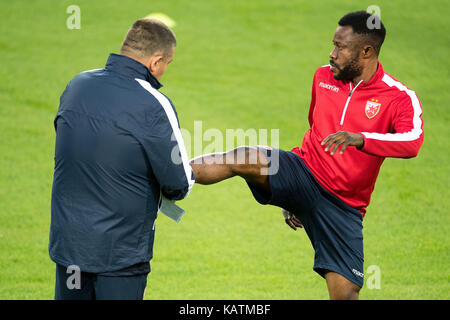 Colonia, Germania. 27 Settembre 2017. Il coach Vladan Milojevic di Belgrado, con la Red Star, si stretge con Guelor Kanga durante una sessione di allenamento al RheinEnergie-Stadion di Colonia, Germania, il 27 settembre 2017. Il FC Colonia affronta la Red Star Belgrado nella fase di gruppo della Lega Europa del 28.09.2017. Credit: Marius Becker/dpa/Alamy Live News Foto Stock