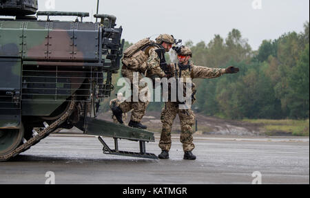 Munster, Germania. Xxv Sep, 2017. bundeswehr soldati lasciare un 'Puma' serbatoio durante i preparativi per l 'landoperationen 2017' esercitazione militare in Munster, Germania, 25 settembre 2017. Credito: Philipp schulze/dpa/alamy live news Foto Stock