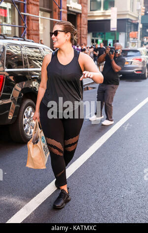 New York, Stati Uniti. 27th settembre 2017. Il modello Ashley Graham è visto fermarsi a una Cabe a Soho il 27 settembre 2017 a New York City. Credito: Brasile Photo Press/Alamy Live News Foto Stock