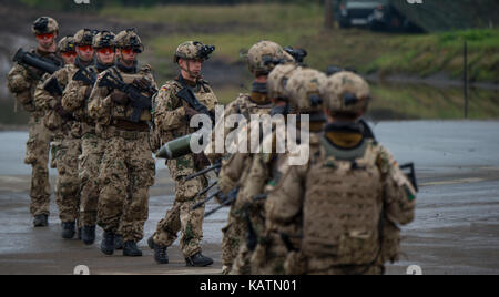 Munster, Germania. Xxv Sep, 2017. bundeswehr soldati durante i preparativi per l 'landoperationen 2017' esercitazione militare in Munster, Germania, 25 settembre 2017. Credito: Philipp schulze/dpa/alamy live news Foto Stock