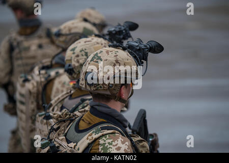 Munster, Germania. Xxv Sep, 2017. bundeswehr soldati durante i preparativi per l 'landoperationen 2017' esercitazione militare in Munster, Germania, 25 settembre 2017. Credito: Philipp schulze/dpa/alamy live news Foto Stock