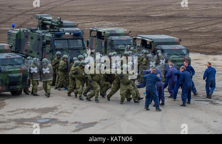 Munster, Germania. Xxv Sep, 2017. bundeswehr soldati durante i preparativi per l 'landoperationen 2017' esercitazione militare in Munster, Germania, 25 settembre 2017. Credito: Philipp schulze/dpa/alamy live news Foto Stock