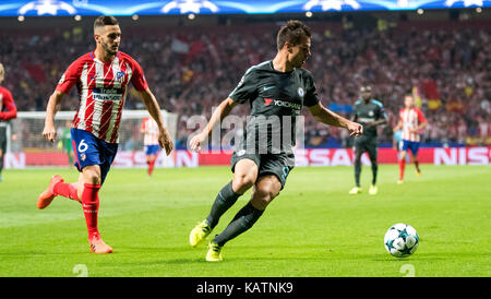 Madrid, Spagna. Il 27 settembre, 2017. Cesar Azpilicueta (difensore, Chelsea FC) in azione coperti da Koke Resurreccion (Mildfierd, Atletico Madrid) durante la partita di calcio di stadio di gruppo di 2017/2018 UEFA Europa League tra il Club Atletico de Madrid e Chelsea Football Club a Wanda Metropolitano Stadium il 27 settembre 2017 a Madrid, Spagna. Credito: David Gato/Alamy Live News Foto Stock