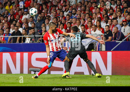 Madrid, Spagna. Il 27 settembre, 2017. Yannick Carrasco (10) Atletico de Madrid il giocatore. Cesar Azpilicueta (28) Chelsea FC il lettore. UCL Champions League tra Atlético de Madrid vs Chelsea FC a Wanda Metropolitano stadium in Madrid, Spagna, 27 settembre 2017 . Credito: Gtres Información más Comuniación on line, S.L./Alamy Live News Foto Stock