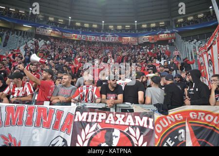 Torino, Italia. 27Sep, 2017. olypiacons sostenitori durante la champions league football match tra Juventus e olympiacos fc presso lo stadio Allianz il 27 settembre 2017 a Torino, Italia. Credito: antonio polia/alamy live news Foto Stock