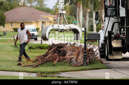 Wellington, Florida, Stati Uniti d'America. Il 27 settembre, 2017. William Bridges, Moycock, NC aiuta a pulire l uragano Irma detriti sul modo Fallview a Wellington, Florida il 27 settembre 2017. Credito: Allen Eyestone/Palm Beach post/ZUMA filo/Alamy Live News Foto Stock