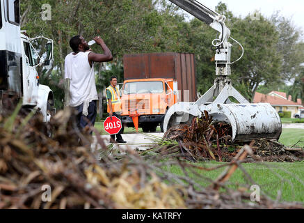 Wellington, Florida, Stati Uniti d'America. Il 27 settembre, 2017. William Bridges, Moycock, NC prende una bevanda di acqua come egli si prende una pausa dalla pulizia dei uragano Irma detriti sul modo Fallview a Wellington, Florida il 27 settembre 2017. Credito: Allen Eyestone/Palm Beach post/ZUMA filo/Alamy Live News Foto Stock