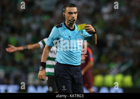 Lisbona, Portogallo. 27Sep, 2017. arbitro ovidiu hetegan durante il match tra sporting cp v fc barcelona uefa champions league match di spareggio a estadio jose alvalade il 27 settembre 2017 a Lisbona, Portogallo. Credito: bruno barros/alamy live news Foto Stock