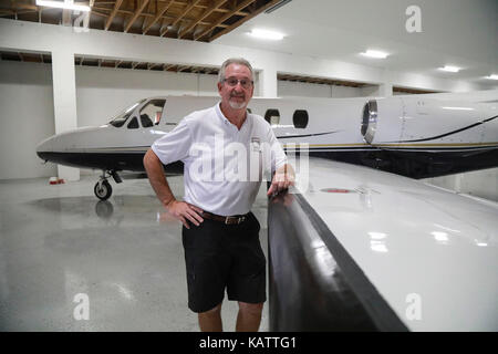 Florida, Stati Uniti d'America. Il 27 settembre, 2017. John aringa con il suo Cessna Citation Jet in Aero Club Wellington Mercoledì, 27 settembre 2017. Credito: Bruce R. Bennett/Palm Beach post/ZUMA filo/Alamy Live News Foto Stock