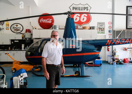 Florida, Stati Uniti d'America. Il 27 settembre, 2017. John aringa con il suo Robinson R44 elicottero a casa sua in Aero Club Wellington Mercoledì, 27 settembre 2017. Credito: Bruce R. Bennett/Palm Beach post/ZUMA filo/Alamy Live News Foto Stock