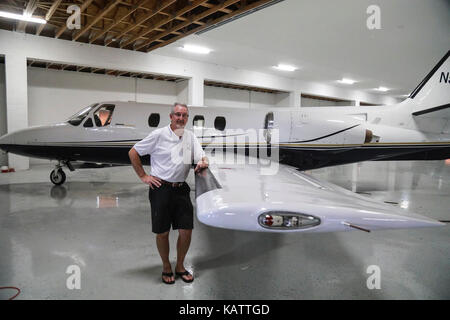 Florida, Stati Uniti d'America. Il 27 settembre, 2017. John aringa con il suo Cessna Citation Jet in Aero Club Wellington Mercoledì, 27 settembre 2017. Credito: Bruce R. Bennett/Palm Beach post/ZUMA filo/Alamy Live News Foto Stock