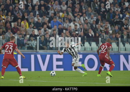 Douglas Costa Juventus FC), Sebá (Olympiacos FC) durante la partita di calcio della Champions League tra Juventus FC e Olympiacos FC allo stadio Allianz il 27 settembre 2017 a Torino. Foto Stock