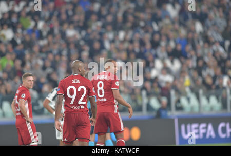 Torino, Italia. 27 Settembre 2017. Sebá (Olympiacos FC), Vadis Odjidja (Olympiacos FC) durante la partita di calcio della Champions League tra Juventus FC e Olympiacos FC allo stadio Allianz il 27 settembre 2017 a Torino. Credit: Antonio Polia/Alamy Live News Foto Stock