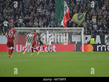 Torino, Italia. 27Sep, 2017. La champions league football match tra Juventus e olympiacos fc presso lo stadio Allianz il 27 settembre 2017 a Torino, Italia. Credito: antonio polia/alamy live news Foto Stock