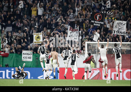 Torino, Italia. 27Sep, 2017. juventus' celebrare i giocatori alla fine della UEFA Champions League gruppo d match tra Juventus e olimpiacos a torino, Italia, sept. 27, 2017. La Juventus ha vinto 2-0. Credito: alberto lingria/xinhua/alamy live news Foto Stock