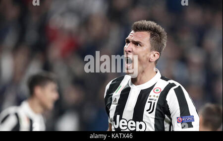 Torino, Italia. 27Sep, 2017. juventus' mario mandzukic celebra il punteggio durante la UEFA Champions League gruppo d match tra Juventus e olimpiacos a torino, Italia, sept. 27, 2017. La Juventus ha vinto 2-0. Credito: alberto lingria/xinhua/alamy live news Foto Stock