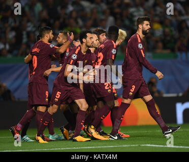 Lisbona, Portogallo. 27Sep, 2017. Barcellona i giocatori di celebrare i loro team di obiettivo durante la UEFA Champions League gruppo d match tra sporting cp e il fc barcelona a Lisbona, Portogallo, sett. 27, 2017. Barcellona ha vinto 1-0. Credito: Zhang liyun/xinhua/alamy live news Foto Stock