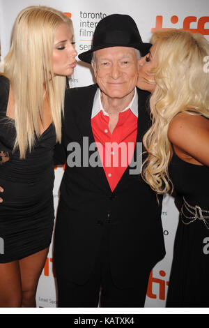 File: 27th Sep, 2017. Photo Taken: Toronto, Canada. 12th settembre 2009. L'editore Hugh Hefner (C) arriva con i Playboy Playmates Kristina Shannon (L) e Crystal Harris allo screening "Hugh Hefner: Playboy, Activist And Rebel" durante il Toronto International Film Festival 2009 tenutosi presso la VISA Screening Room presso l'Elgin Theatre il 12 settembre 2009 a Toronto, Canada. Persone: Hugh Hefner Trasmissione Ref: Mnc1 Credito: Hoo Me.com/Media Punch/Alamy Live News Credito: Mediapunch Inc/Alamy Live News Foto Stock