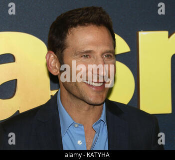 Settembre 27, 2017 - new york new york, Stati Uniti - Attore mark feuerstein assiste il new york premiere di "frenare il vostro entusiasmo' stagione 9 tenutosi presso il teatro sva. (Credito immagine: © nancy kaszerman via zuma filo) Foto Stock