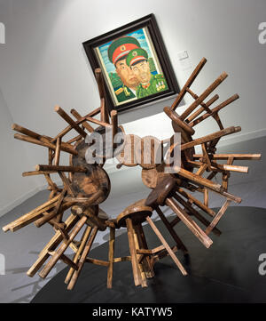 Hong kong, Hong Kong, Cina. 28 Sep, 2017. hong kong, Hong Kong, Cina. Il 28 settembre 2017.Sotheby's autunno hong kong vendite.lui wei la rivoluzionaria serie di famiglia dipinto appeso sulla parete dietro ai weiwei la scultura, uva-25 sgabelli da la dinastia Qing. © jayne russell/alamy stock Photo credit: jayne russell/zuma filo/alamy live news Foto Stock