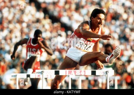 File - il tedesco ostacoli runner harald schmid (r) in azione in 400m ostacoli finale delle olimpiadi estive di los angeles, us, 5 agosto 1984. Foto: Martin athenstädt/dpa Foto Stock