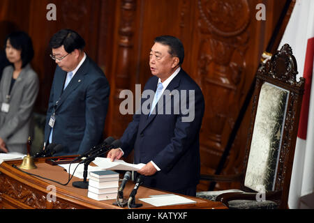 (170928) -- Tokyo, sept. 28, 2017 (Xinhua) -- casa dei rappresentanti speaker tadamori oshima(r) annuncia lo scioglimento della Camera dei deputati in tokyo, Giappone, sept. 28, 2017. primo ministro giapponese Shinzo Abe giovedì sciolto il più potente camera inferiore del Giappone del parlamento bicamerale e ha chiesto un'elezione generale. (Xinhua/ma ping) (yk) Foto Stock