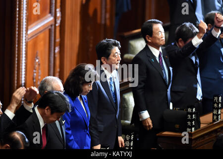 (170928) -- Tokyo, sept. 28, 2017 (Xinhua) -- primo ministro giapponese Shinzo Abe (c) ascolta come casa dei rappresentanti speaker tadamori oshima(invisibile) annuncia lo scioglimento della Camera dei deputati in tokyo, Giappone, sept. 28, 2017. Shinzo Abe giovedì sciolto il più potente camera inferiore del Giappone del parlamento bicamerale e ha chiesto un'elezione generale. (Xinhua/ma ping) (yk) Foto Stock