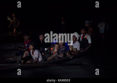 Cox's Bazar, Bangladesh. 28 Sep, 2017. In una notte buia myanmar la minoranza Rohingya profughi musulmani sbarcare da una barca sulla riva del fiume Naf a shah porir profondo, in teknaf, Cox's Bazar, Bangladesh, 28 settembre 2017. Credito: sk hasan ali/alamy live news Foto Stock