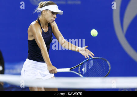 Wuhan, Cina. Il 27 settembre, 2017. (Solo uso editoriale. Cina out).spagnolo-venezuelano di giocatore di tennis professionista garbine muguruza sconfigge il polacco giocatore di tennis magda linette 2-1 a wta wuhan aprire a Wuhan, Cina centrale della provincia di Hubei. Credito: sipa asia/zuma filo/alamy live news Foto Stock