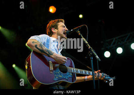 English folk-punk cantante, chitarrista e compositore frank turner esegue un concerto dal vivo presso il norvegese music festival bergenfest 2014. Norvegia, 12/06 2014. Foto Stock