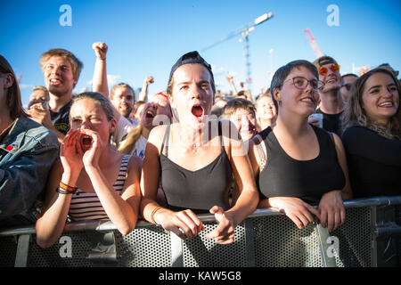 Norwegian appassionati di musica di assistere a un concerto dal vivo con la american gypsy punk band Gogol Bordello che esegue a sukcurbiten in Oslo Norvegia, 20/07 2016. Foto Stock