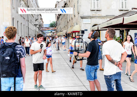 Grupa equipaggio tv lavora su strada Foto Stock