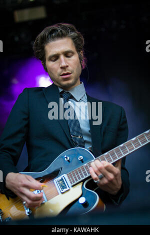 La American rock band Interpol esegue un concerto dal vivo presso il norvegese music festival Bergenfest 2015 a Bergen. Qui il cantante e il chitarrista Daniel Kessler è raffigurato dal vivo sul palco. Norvegia, 11/06 2015. Foto Stock