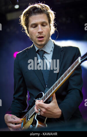 La American rock band Interpol esegue un concerto dal vivo presso il norvegese music festival Bergenfest 2015 a Bergen. Qui il cantante e il chitarrista Daniel Kessler è raffigurato dal vivo sul palco. Norvegia, 11/06 2015. Foto Stock