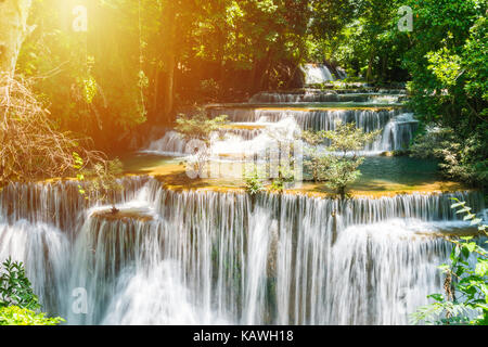 Huay mae khamin cascata in khuean srinagarindra national park a Kanchanaburi Thailandia Foto Stock
