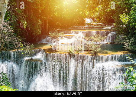 Huay mae kamin cascata in khuean srinagarindra national park a Kanchanaburi Thailandia Foto Stock