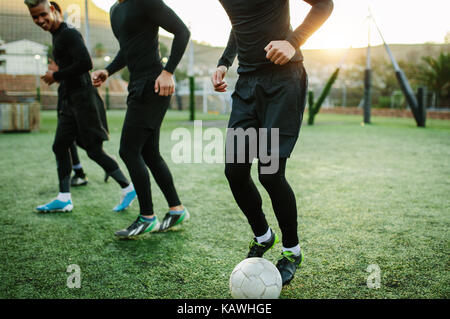 I ragazzi che giocano a calcio sul campo. Squadra di calcio da praticare sul terreno di calcio. Foto Stock