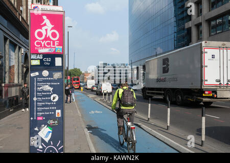 Il superhighway di ciclo 2 su Whitechapel Road, Foto Stock