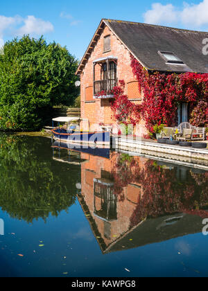 Riverside House con barca da diporto presso Southcote Sluice, River Kennet, fuori Reading, Berkshire, Inghilterra, REGNO UNITO, REGNO UNITO. Foto Stock