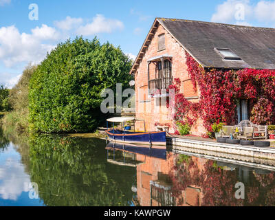 Riverside House con imbarcazione da diporto a southcote sluice, fiume kennet, al di fuori di Reading, Berkshire, Inghilterra Foto Stock