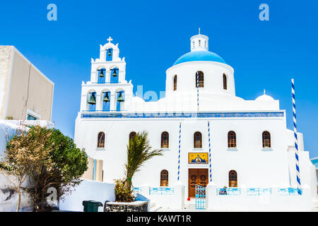 La chiesa di Panagia platsani nel villaggio di Oia - Santorini Island, Grecia Foto Stock