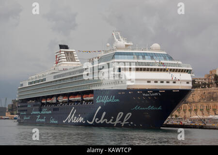 Passeggeri di classe del secolo la nave di crociera Mein Schiff 2 di TUI Cruises ormeggiati nel Porto Grande di La Valletta a Malta Foto Stock